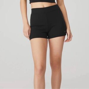 Alo Yoga High Waist Goddess Hot Short - black ribbed
